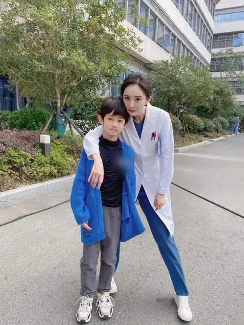 杨幂穿白大褂生图曝光,脸与小孩一样大,筷子腿镜头差点装不下!_白宇