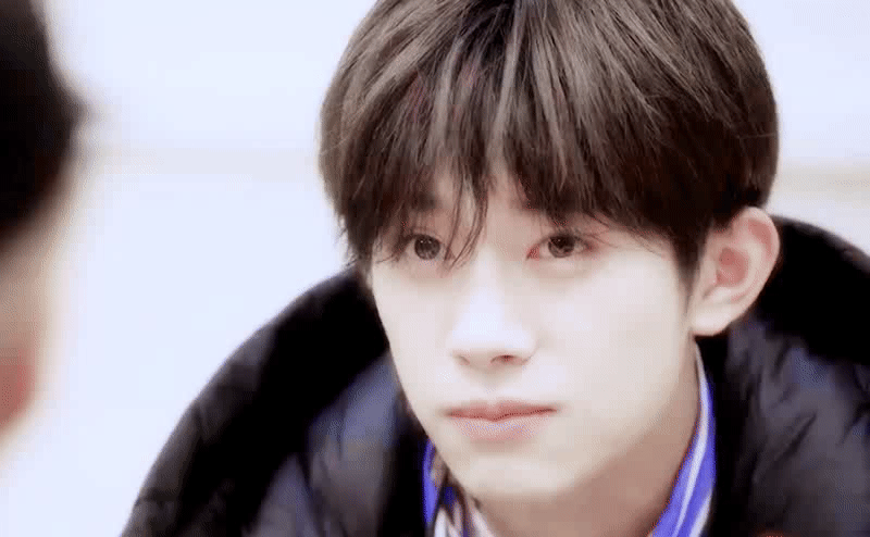 易烊千玺傻乎乎的gif