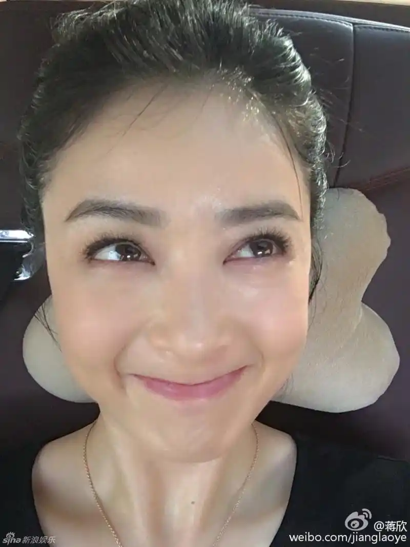 组图:蒋欣挤眉弄眼再送表情包 嘟嘴卖萌显娇嫩