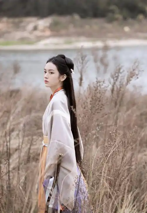 周也最新古装造型写真,撞色穿搭配古风细眉,时尚又浪漫_素白_橙黄色