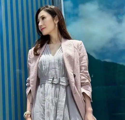 李嘉欣慈善晚宴穿黑色西装被赞好看,金色鞋子却惹争议|领结|模特|许晋