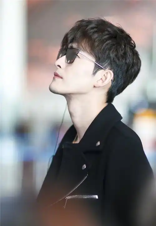 原创35岁张翰新造型解析!小波浪发型 摇滚大衣,让你轻松帅成20岁