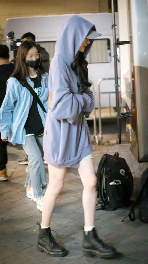 杨幂街头私服紫色帽衫搭配运动短裤马丁靴时髦舒适帅气随性