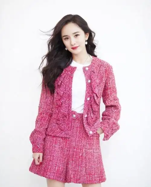 34岁杨幂穿粉色套装,扑面而来的少女感,这哪是当妈的人!