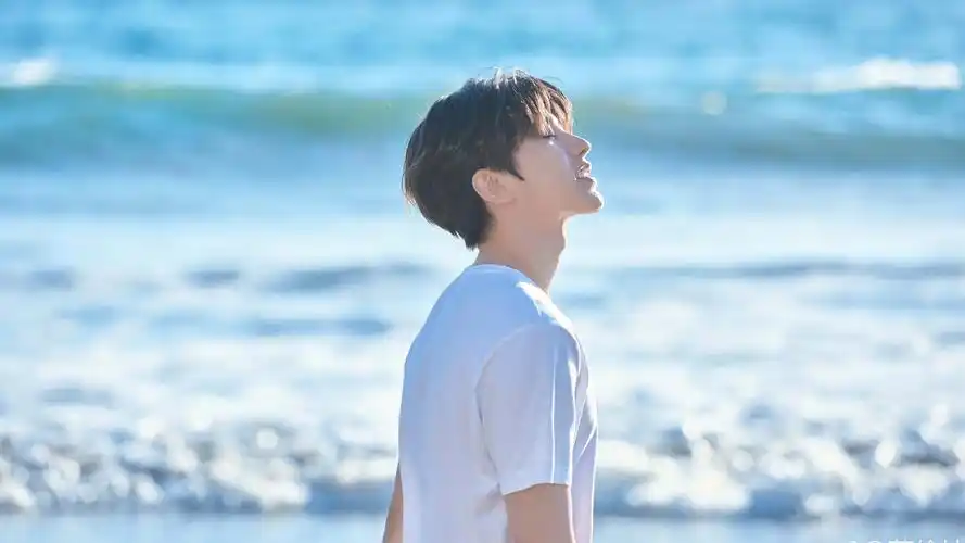 蔡徐坤清爽帅气写真