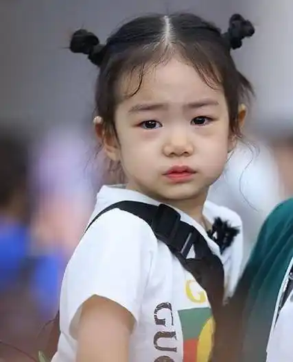 lucky近照曝光,化妆后和戚薇越来越像,虽是母女却更像姐妹_女儿_网友