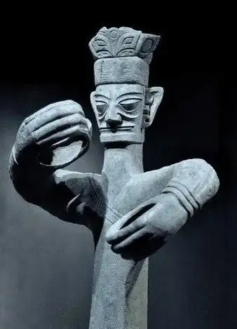 三星堆青铜大立人像手里拿的啥姿势为何如此诡异