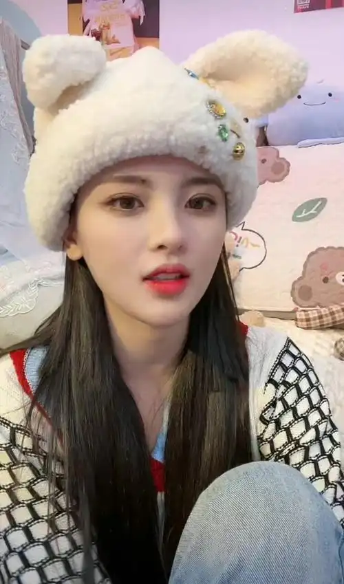 杨超越直播截图,超越妹妹脸好小啊,兔耳朵太可爱了啊 怼脸拍