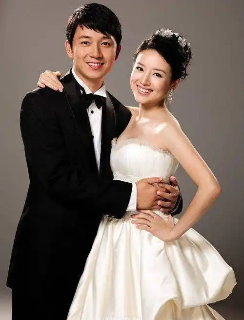 原创王大治怎么了胡子邋遢吃路边摊被围观女神董洁曾因他不忠诚分手