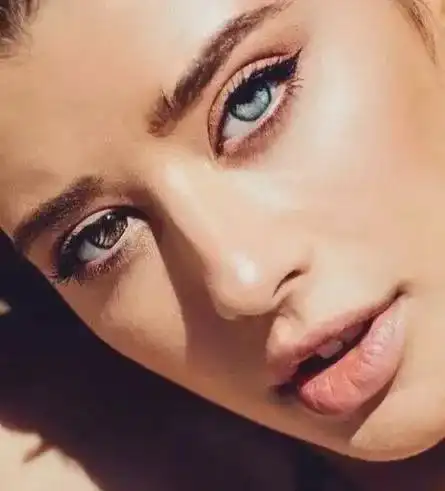 你看这双眼睛,一棕一蓝绿▼实打实为她的容貌增添了不少风情——所以