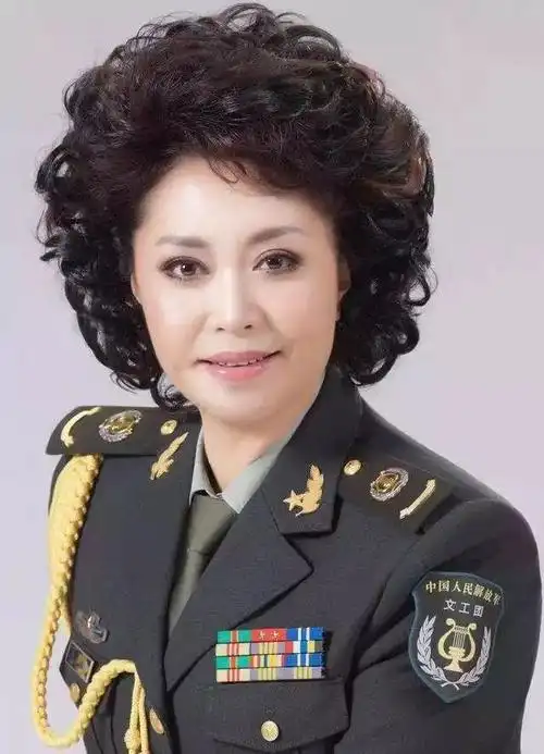 113最美文化人本期嘉宾军中的靓丽美声叶翠