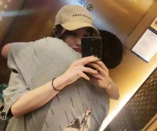 原创uzi与女友凌晨大吵一架奥咪发怒摔门而去之后又默默回去找uzi