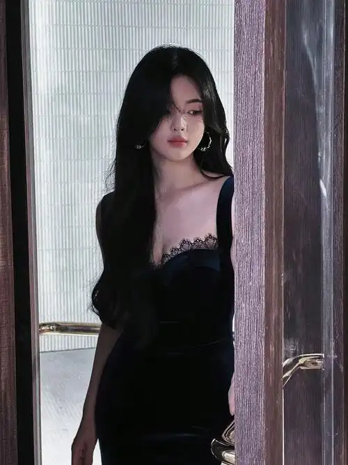 杨超越一袭黑色吊带开衩裙,优雅美丽,让人心动不已.