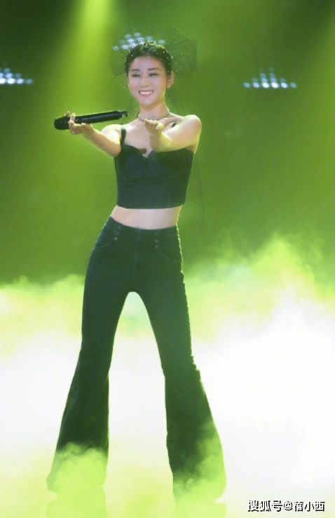 原创李小萌的饱满身材藏不住穿背心配格纹阔腿裤凹凸感太出众