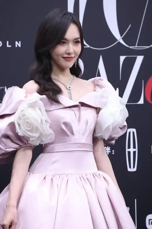 其中,唐嫣的两套不同风格的礼服造型,成为了红毯和晚宴的一大亮点.