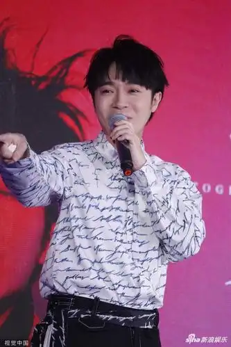 吴青峰变"小哭包"泪撒新专发布会 穿花衬衫露招牌羞涩笑