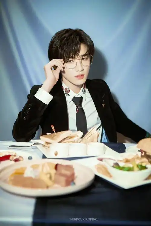 宋亚轩眼镜造型 把眼镜焊上去! - 知乎