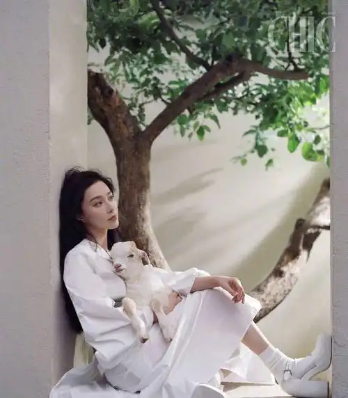 范冰冰胶片大片释出 一袭白衣颇具女人味