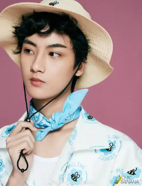 边程×#chicbanana#look2:印花衬衫童趣又可爱,同色丝巾装点足够清爽