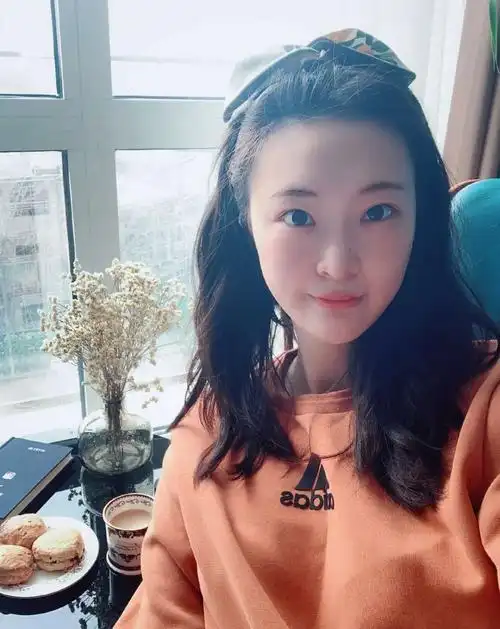 也会经常在社交媒体上发布自己平时的生活照,虽然依旧是待在家中,但是