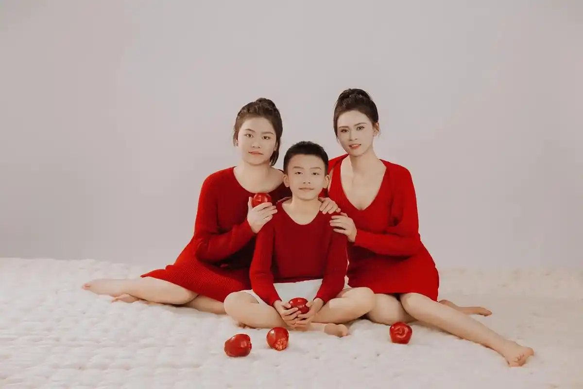 三个人的全家福90,妈妈没什么大本事,就是一个人把两个嗷嗷待 - 抖