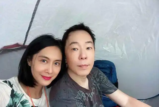 朱茵曾在老公面前提起前男友,黄贯中冷淡一句话,让她心里有刺