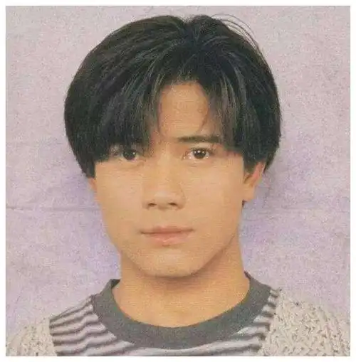 要知道中分,偏分头是在90年代之后才开始流行,而流行的源头就是郭富城