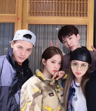 欧阳娜娜和蔡徐坤同台,还和他穿"情侣款",眼神含羞令全网误会