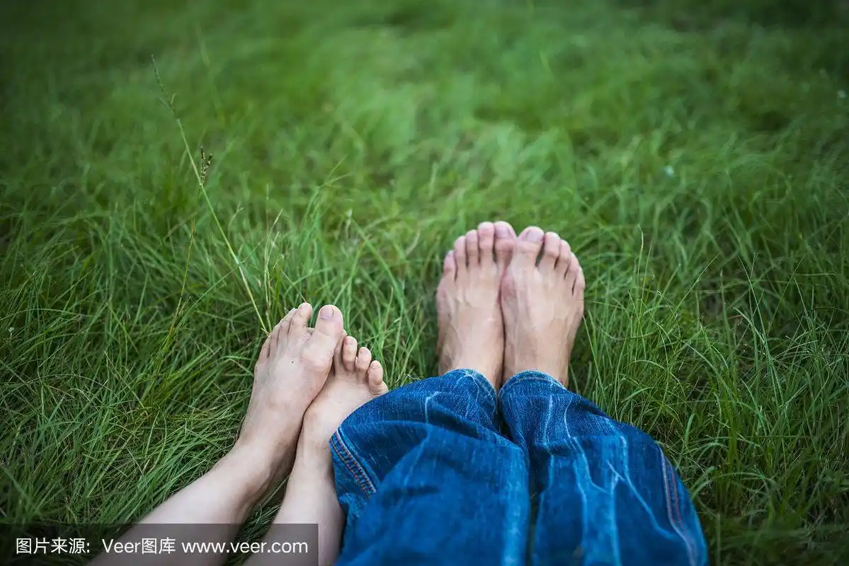 两脚踩在草地上