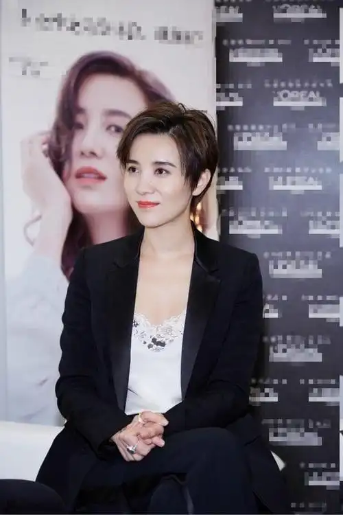 宋佳一身黑色西装白色蕾丝内衣只见那平平的飞机场