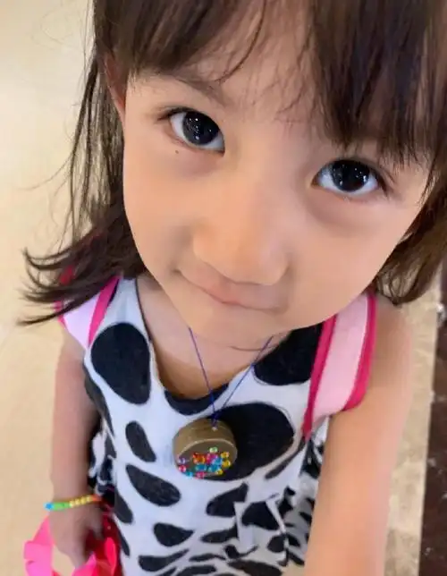 黄磊5岁小女儿第一次尝试画眼线比起大女儿黄多多小妹更好看