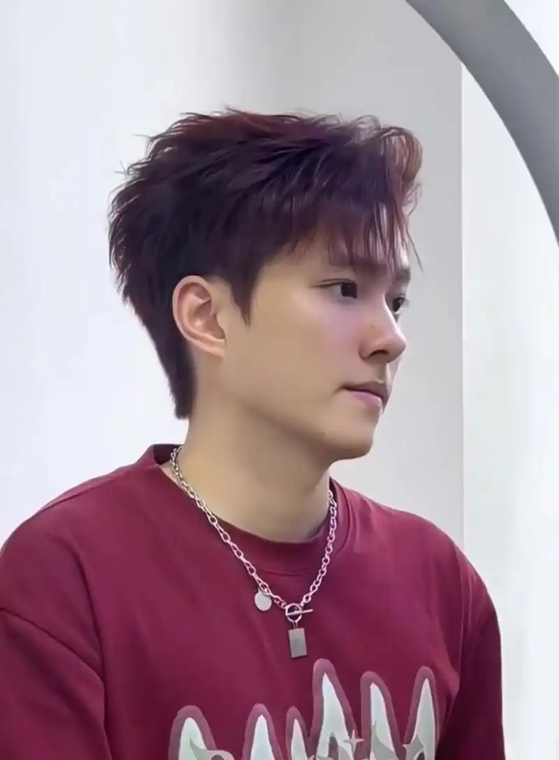 想要一款不挑脸型的发型吗?王嘉尔同款的"三七分"绝对是你的首选!