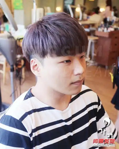 萌系男生锅盖头设计 可爱型男学生波波头发型图片