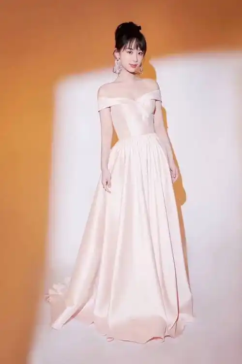 杨紫身着露肩樱花粉裙,仙气十足