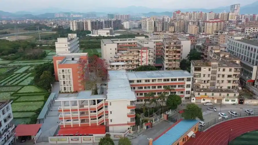 从化区第四中学  广东省-广州市-从化区-教育路23号