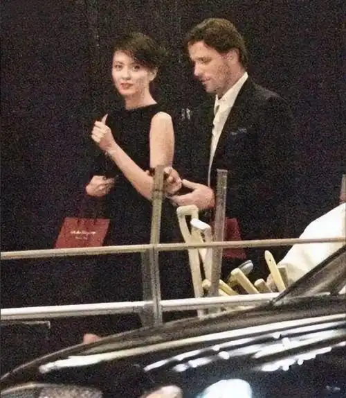 和郑伊健七年情断之后交的男朋友,这一幕梁咏琪太美了.