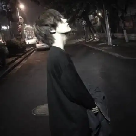 高冷伤感男生头像真人回眸时冷酷的神情