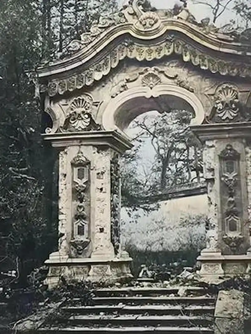 历史老照片,图为1873年还未完全被烧毁的圆明园旧照,昔日的圆明园被誉