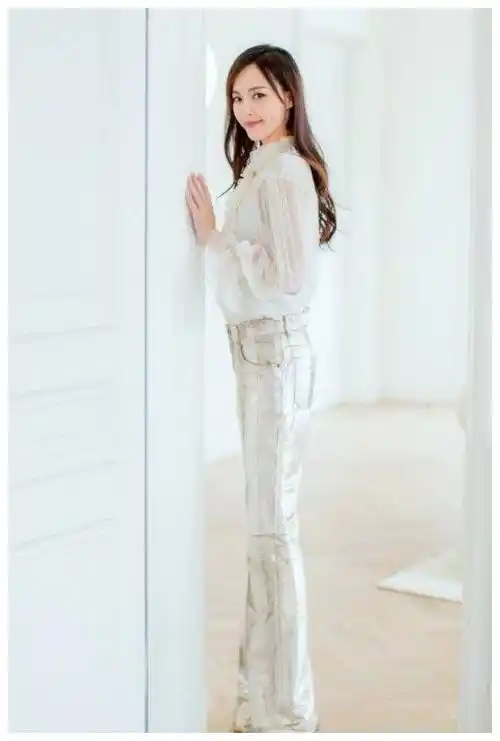 看她在牛仔裤上"编辫子",走路时像两条平行线_穿着_t恤_粉红色