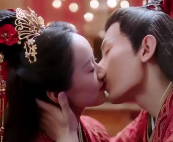 《琉璃》司凤吻璇玑拍摄细节播出,成毅拍吻戏"技巧"暴露_袁冰妍