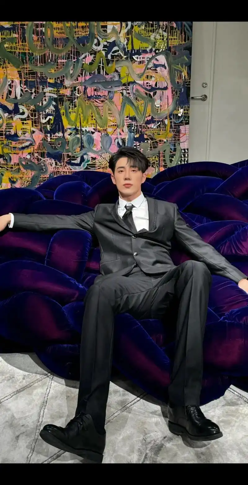 二哥西装的冲击视觉#鹭卓 #霸总 #180 #大帅哥 - 抖音