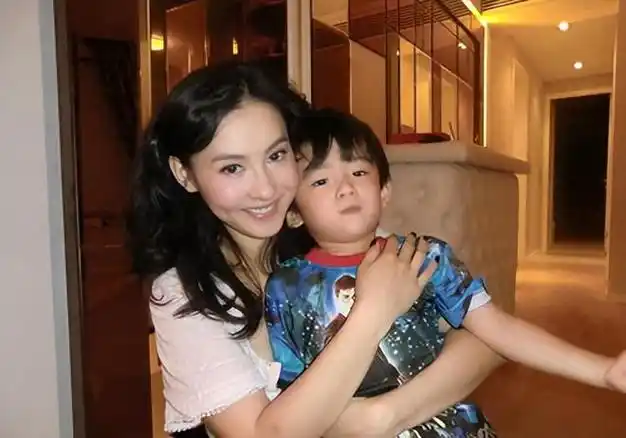 张柏芝四胎风波再起,护士惊爆龙凤胎秘闻,谢霆锋疑似争子?