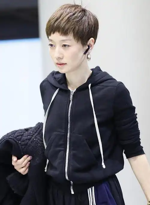 短发一直马伊琍的标配发型,出道多年的她很长有过长发的造型.