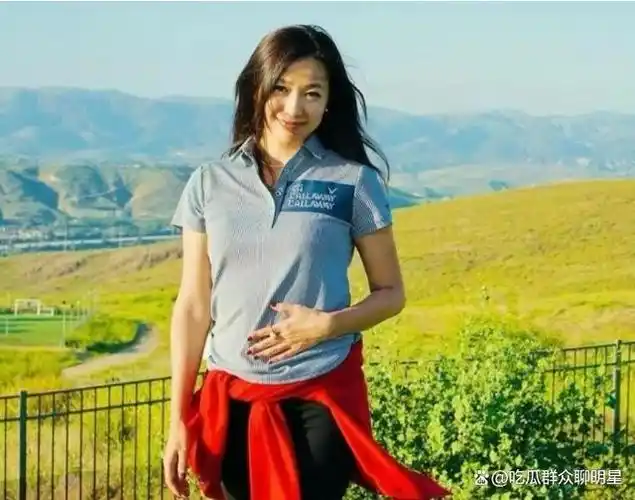 聊明星:50岁徐静蕾更新动态,近照曝光,原来她精神状态如此好