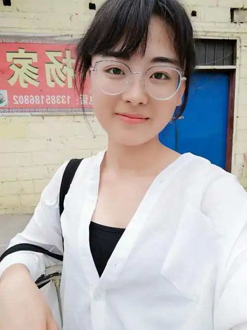 有那种戴眼镜也好看的女生吗