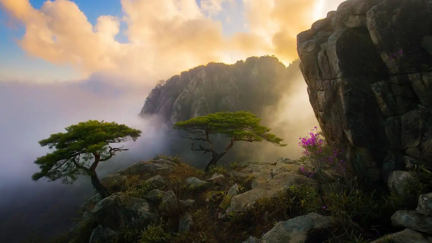 天空下的山间岩石自然风景桌面壁纸