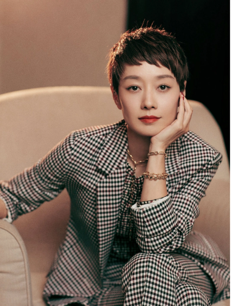 马伊琍气质非一般!一身格纹西服套装干练利落,短发造型更知性