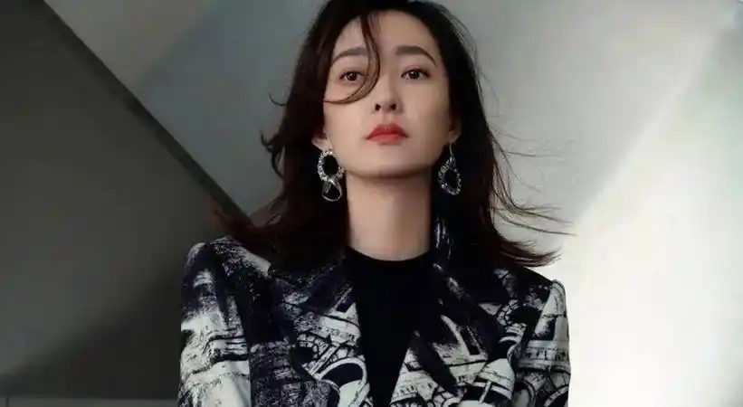 出道13年鲜有绯闻,33岁的她仍是美到令人窒息,不知花落谁家_王丽坤