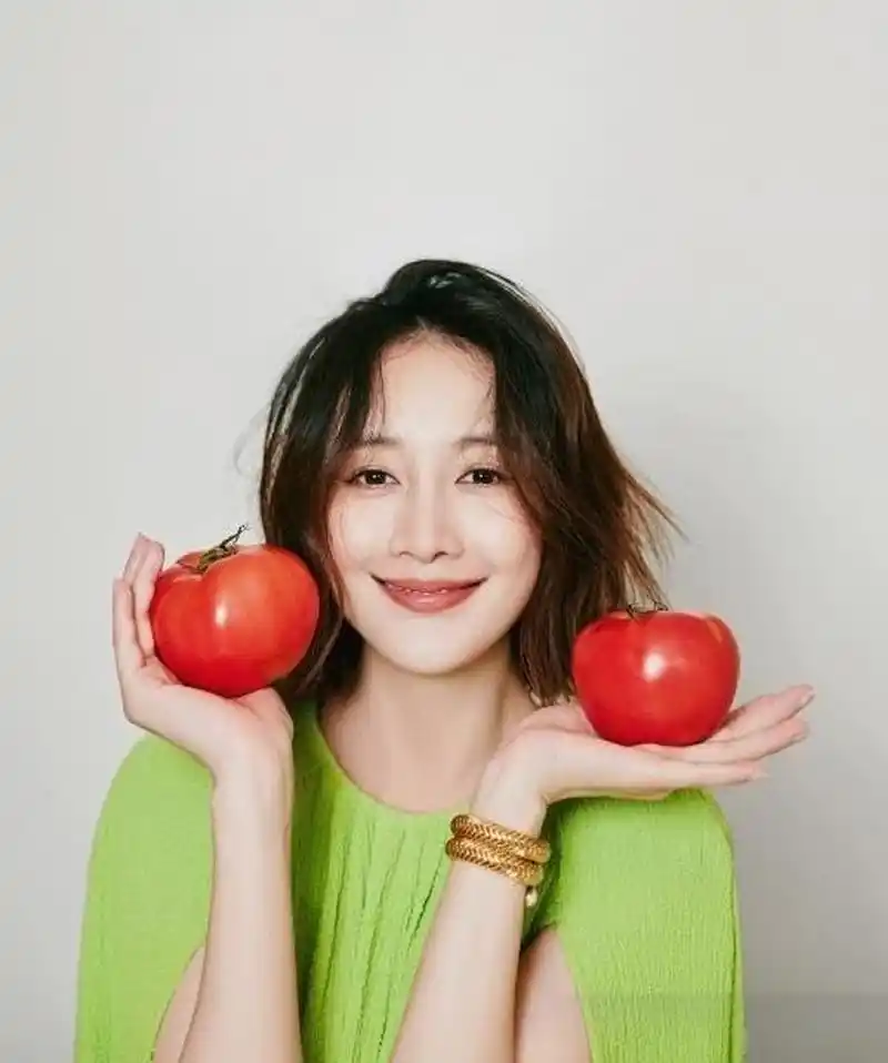 王鸥官宣正式复工,晒出美丽照片,颜值在线,只晒半身照不露肚子引发