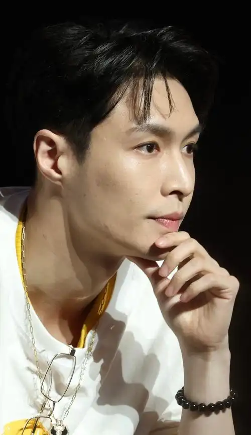 我莲真的火火的,啥也没干都被人盯着哈,张艺兴本人还在